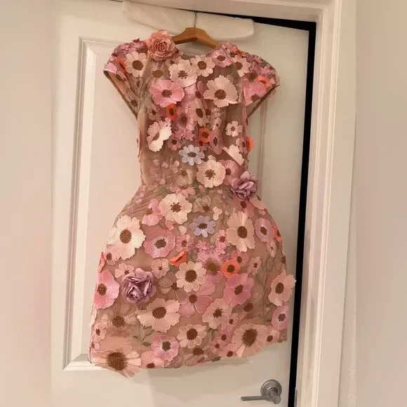 jasmine embroidered floral applique mini dress WHITE FLORAL APPLIQUÉ MINI DRESS
